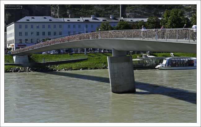 Мост Makartsteg через реку Зальцах.