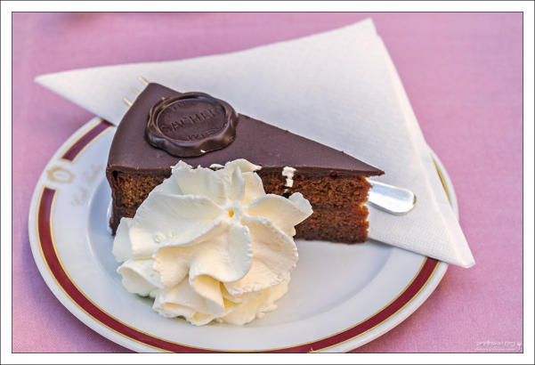 Кусок знаменитого шоколадного торта "Захер" в одноименном кафе.