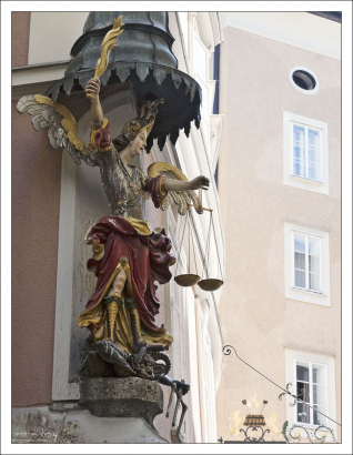 Украшенное здание гостиницы Altstadt Hotel.