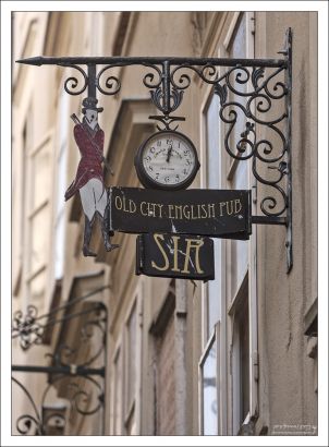Вывеска английского паба.