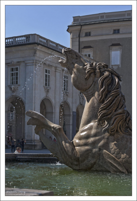 Фонтан Резиденцбруннен также называют Фонтан Тритон.