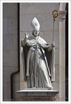 Статуя святого Виргилия перед входом в кафедральный собор Зальцбурга.