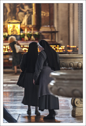 Монахини в Зальцбургском соборе.