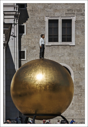 Памятник Паулю Фюрсту - кондитеру, который изобрел знаменитые конфеты "Моцарт".