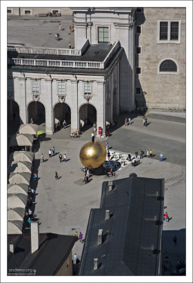 Памятник кондитеру на площади Kapitelplatz.