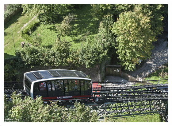 Фуникулер поднимается на вершину горы Фестунг.