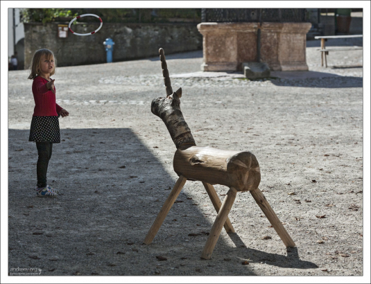 Саша покоряет единорога :)