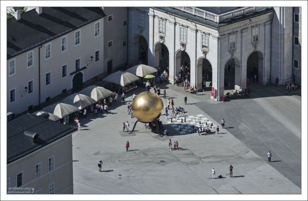Площадь Капительплатц и человек на шаре.