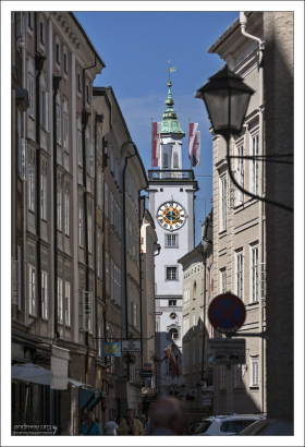 Улица Sigmund Haffner Gasse, ведущая к Городской Ратуше Зальцбурга (Altes Rathaus).