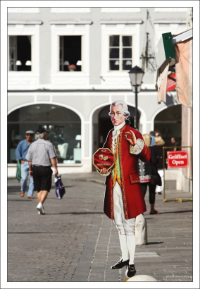 Картонный "Моцарт", рекламирующий конфеты.