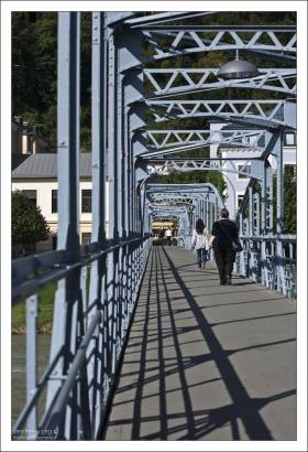 Пешеходный мост Моцарта (Mozartsteg), соединяющий Старый и Новый город.