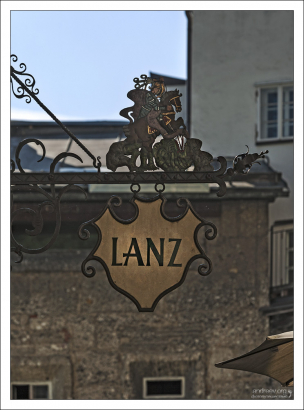 Вывеска магазина "Lanz", специализирующегося на пошиве одежды в традиционном стиле.