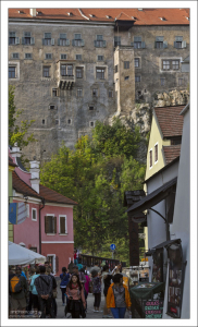 Стены Крумловского замка возвышаются над центром города.