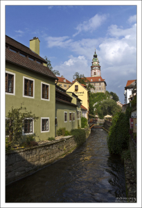 Влтава отрезала для себя островок (слева).