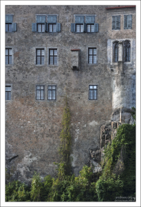 Средневековый туалет в стене Крумловского замка.