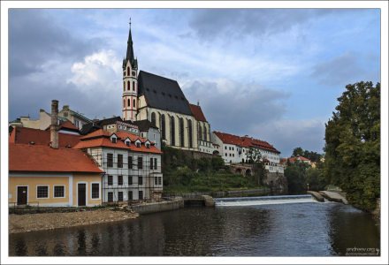 Костёл Святого Вита на берегу Влтавы.