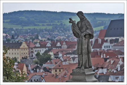 Трогательная скульптура на Плащевом мосту Крумловского замка.