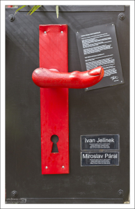 Дверная ручка от местных скульпторов-сюрреалистов.