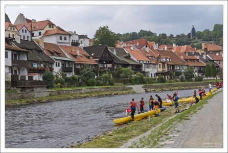 Влтава и любители водного туризма.