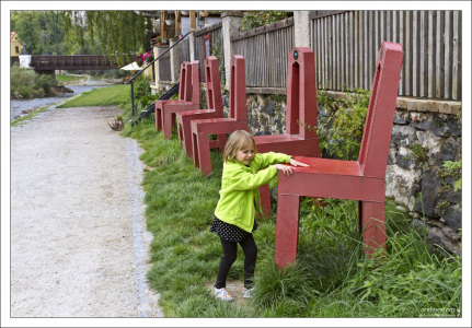 Стульчик не по росту :)