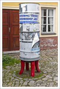 Рекламная тумба, стоящая на пальцах (рук).