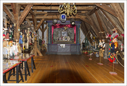 Музей марионеток обустроен под самой крышей старинного здания, где раньше располагался костел Святого Йошта.