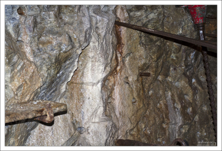 Графитовая шахта: отверстия для заполнения взрывчаткой с детонатором.