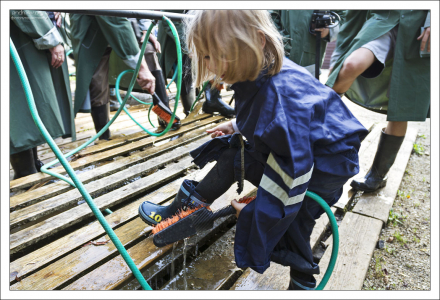 Моем сапоги от графитовой пыли.