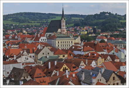 Шпиль костёла Св. Вита на фоне черепичных крыш.