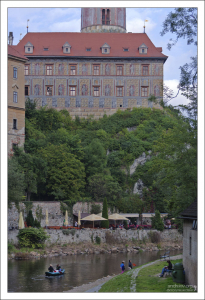 Громада Крумловского замка над Влтавой.