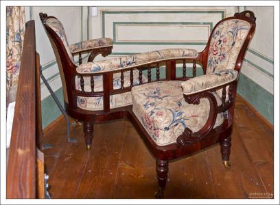 Диван для свиданий в викторианском стиле.