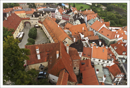 Красные черепичные крыши Крумлова примыкают друг к другу под разнообразными углами.