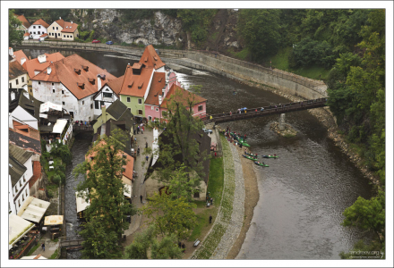 Река Влтава сильно изогнута, и практически охватила центр города в петлю.