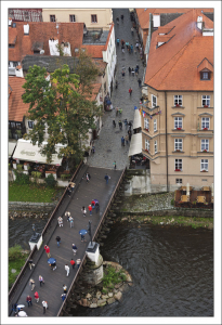 Мост, соединяющий Крумловский замок и центр города.