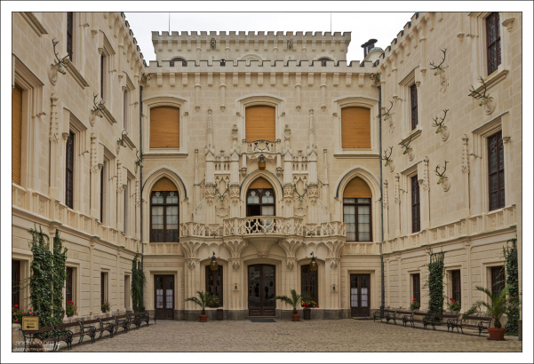 Внутренний двор замка Глубока.