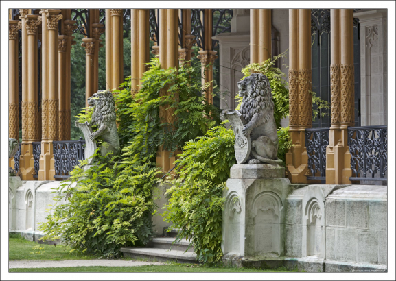 Львы - неотъемлемый элемент арихитектуры замка Глубока.