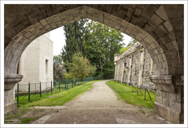 Серьезные замковые стены.