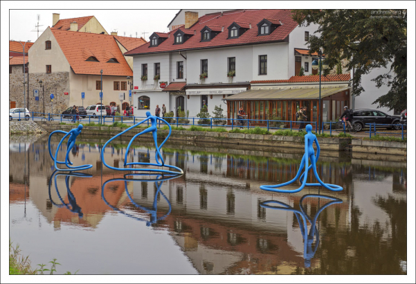 Синие люди-спруты на пересечении рек Влтава и Малше.