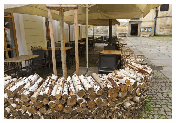 Дровница возле ресторана в центре города.