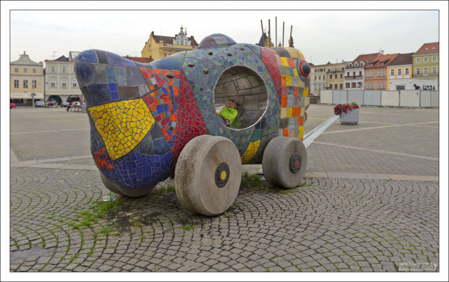 Забавная рыба-скульптура на площади Пршемышла Оттокара II.