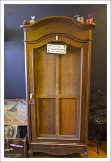 Вход в котокафе «Республика Кошек», замаскированный под шкаф.