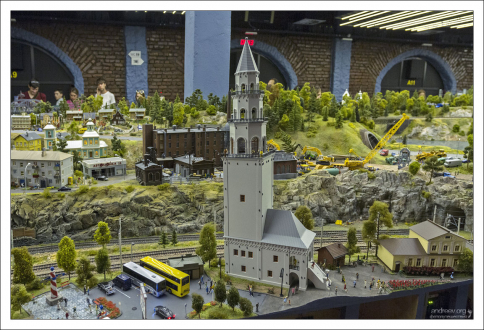 Невьянская башня на Урале. Внизу столб Европа-Азия.