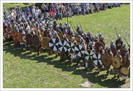 Одежда и доспехи "под старину".