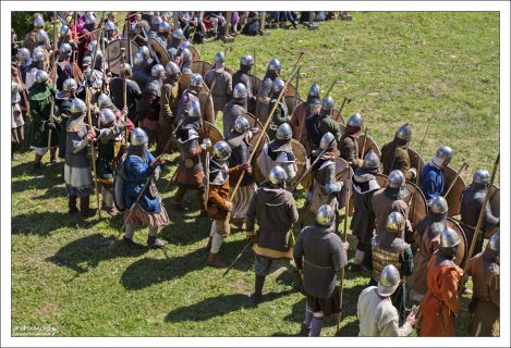 Историческая реконструкция - движение, которое получило распространение в кругу людей, увлекающихся историей (в частности, романтическим духом средневековья) и искусством.