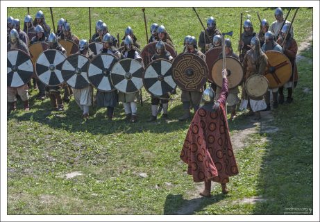 Внутри клубов может существовать иерархия, в той или иной степени повторяющая иерархическую структуру реконструируемого периода.