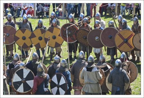 Людям интересно создание внешнего антуража – исторического комплекса, состоящего из костюма, доспеха, оружия и бытовых принадлежностей на выбранный регион и исторический период.