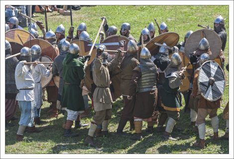 Стенка на стенку.