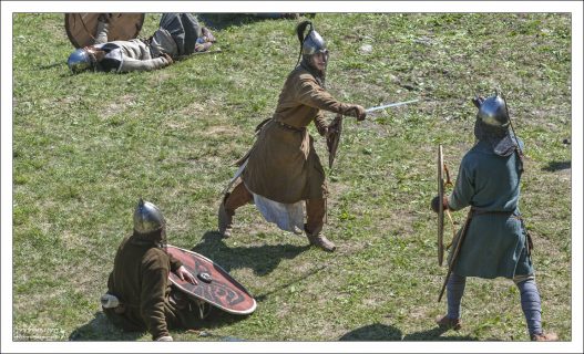 В среде реконструкторов таких людей иногда называют эсэсэрами (ССР — «Сам Себе Реконструктор»).