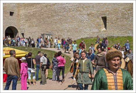 Кроме военных баталий и состязаний, можно было посмотреть на гонки на ладьях и драккарах, на воссозданные ремесленные мастерские, отчеканить древнюю монету, попробовать шедевры древнерусской кулинарии, посмотреть на шоу исторических костюмов, побывать на средневековой ярмарке.