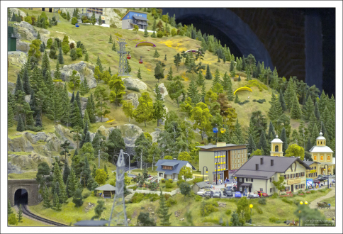 Дальний Восток: с сопки спускаются парапланеристы.